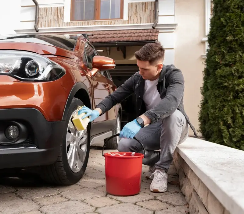 Lavage auto à domicile Aire-sur-l'Adour : professionnel intervenant sur un véhicule